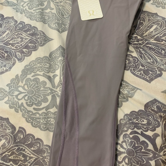 Brand New Never Worn Lululemon leggings. Size 6 - Picture 2 of 3